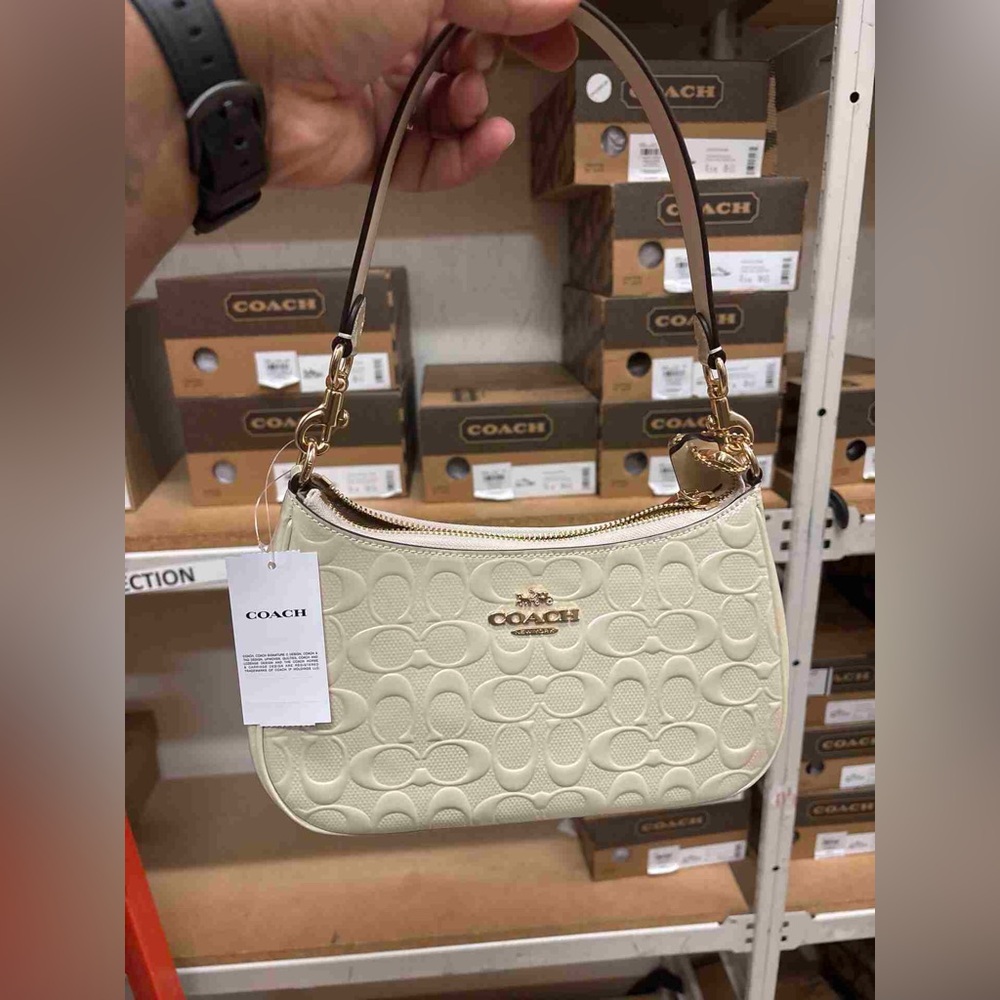 NWT！COACH Teri Shoulder Bag In Signature Leather With Heart Charm